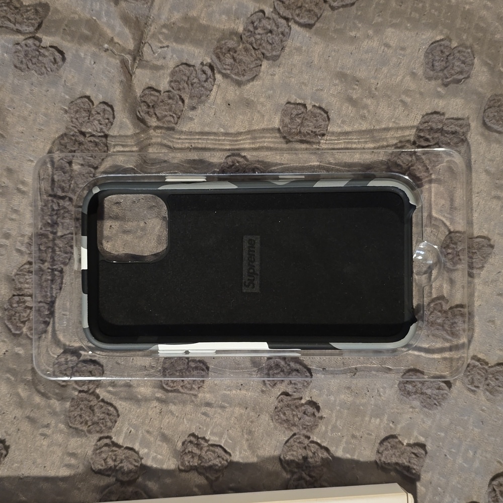 Supreme iPhone 11 Pro Case - Picture 4 of 9
